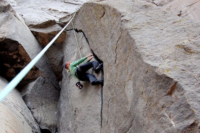 A toproped climber performing a layback maneuver whole climbing at Owens River Gorge. – Author: Maria Ly – CC BY 2.0