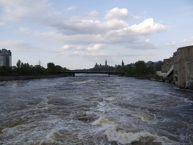 Portage Bridge over the Ottawa River, viewed from Chaudiere Bridge upstream. – Author: JustSomePics – CC BY-SA 3.0