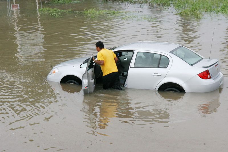 Escaping a flooded car