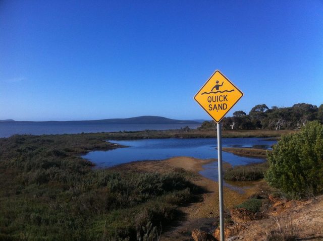 Quicksand warning sign near lower king bridge Albany WA – Author: Hughesdarren – CC BY-SA 4.0