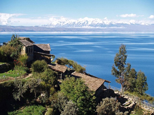 Lake_Titicaca_on_the_Andes_from_Bolivia. – Author: Anthony Lacoste – CC BY 3.0