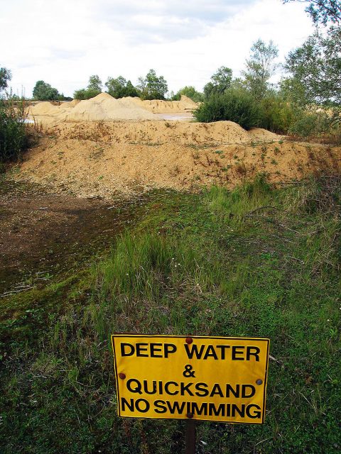 Quicksand warning sign at Little Paxton Pits near St Neots, Cambridgeshire, England. – Author: Andrew Dunn – CC BY-SA 2.0