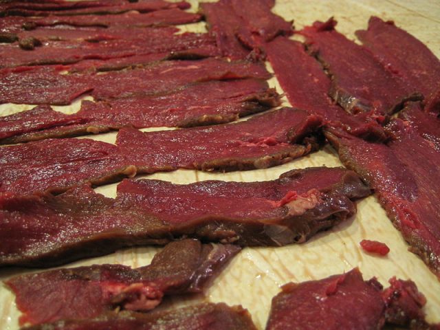 Venison jerky strips prior to drying – Author: _ Kripptic – CC BY 2.0