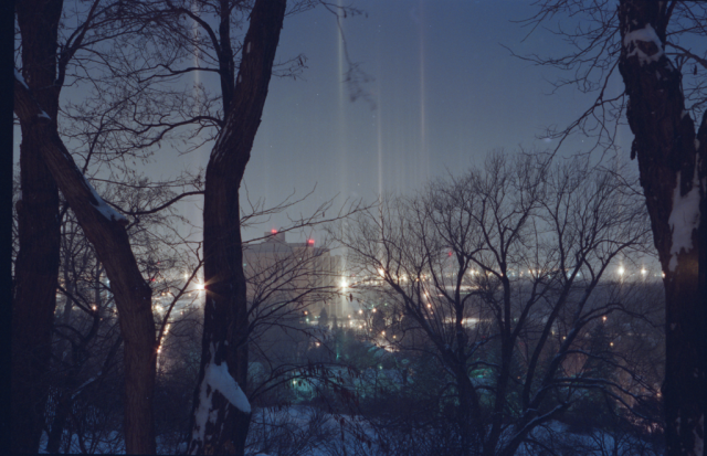 Diamond Dust Light Pillars, Rochester, NY 1993 – Author: Jason Olshefsky – CC BY-SA 4.0