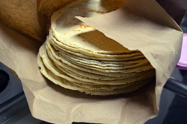 Photo of a kilo of tortillas, wrapped in paper, made in a machine in Mexico City. Keywords: Tortilla, Close up, Tortillería. – Author: ProtoplasmaKid – CC BY-SA 3.0