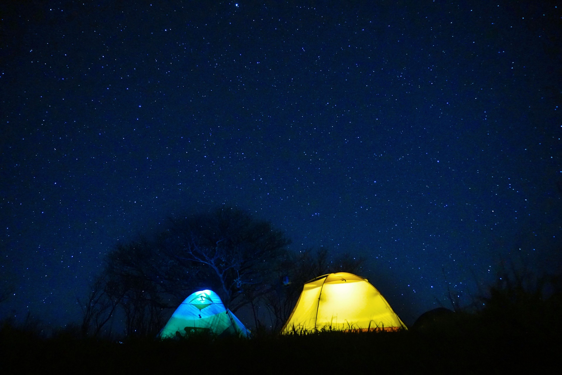 Night camp. Starry Night палатка. Палатка ночью. Кемпинг ночью. Кемпинг ночь звёзды.