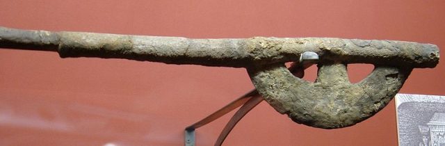 Copper battle axe with wooden shaft (Dynasty 12), which would have been found in a soldier’s tomb on display at the Rosicrucian Egyptian Museum in San Jose, California. RC 1938 – Author: BrokenSphere – CC BY-SA 3.0
