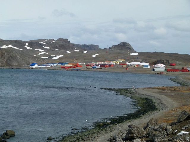 The Chilean settlement of Villa Las Estrellas on King George Island in the South Shetland Islands, Antarctica. – Author: SnowSwan – CC BY-SA 3.0