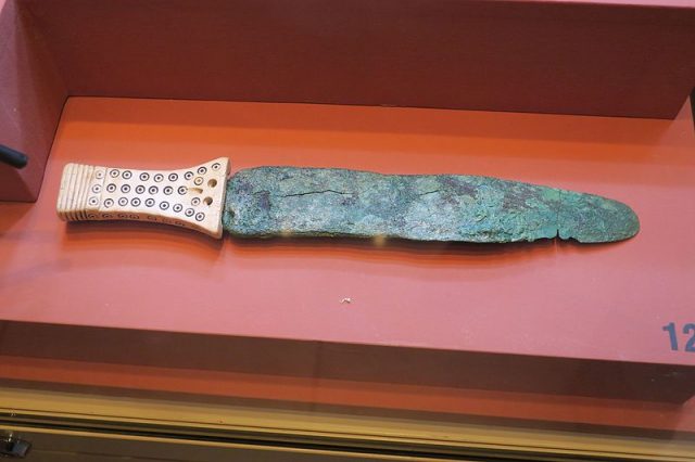  Ancient bronze knife with decorated bone handle on display at the Malta National Museum of Archaeology, Valletta, Malta. – Author: Hnapel – CC BY-SA 4.0