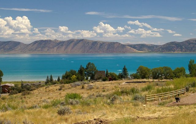 Bear Lake, which straddles the states of Idaho and Utah, seen from a distance. Visible is the unique aquamarine color of its waters which is due to minerals – Author: kla4067 – CC BY 2.0