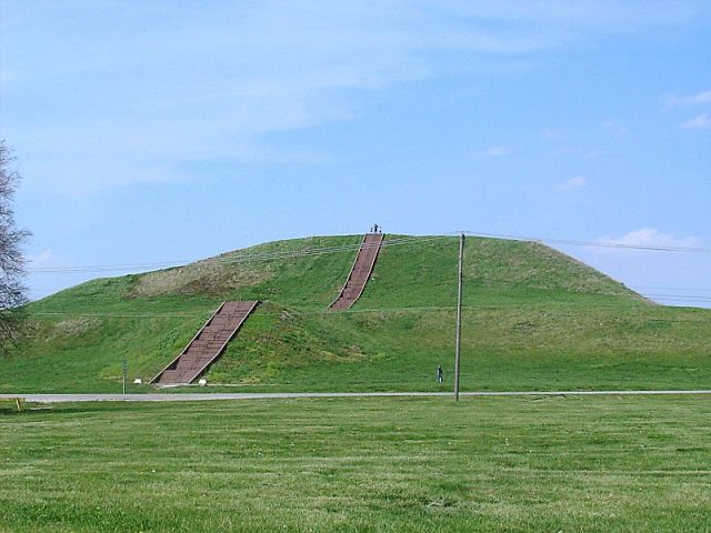 Monks Mound – Author: Herb Roe – CC BY 3.0