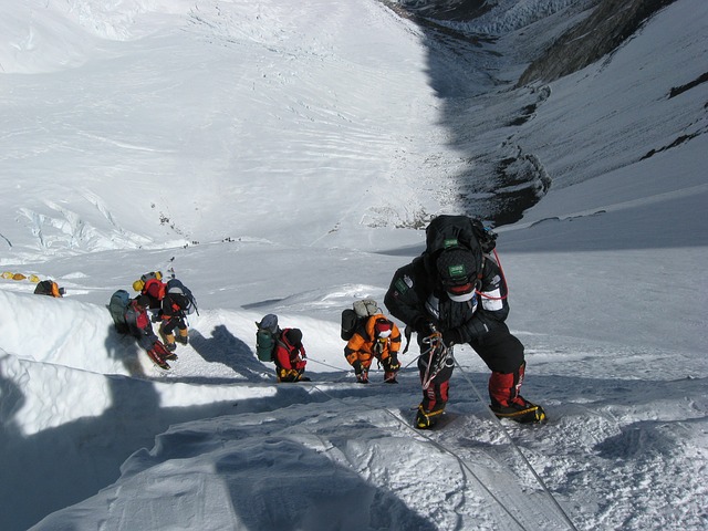 Climbing Everest - Not all come home