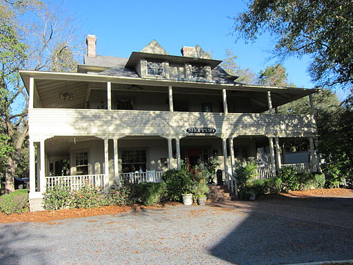 Mystic Cottage, 105 Magnolia Road, Pinehurst, North Carolina. – Author: Leonard J. DeFrancisci – CC BY-SA 3.0