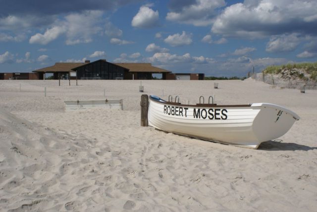 A deserted beach at Robert Moses State Park – Author: Anthony22 – CC BY-SA 3.0