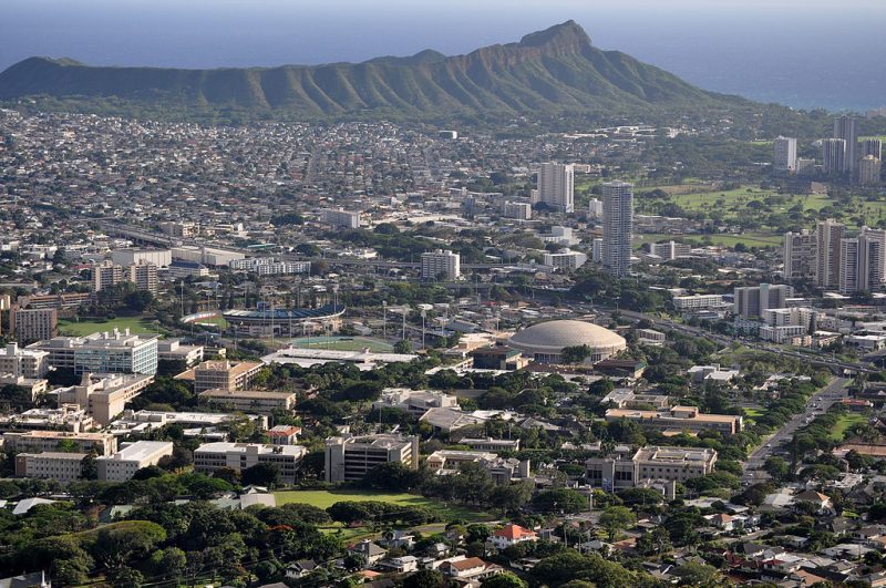 A zoom-in look at University of Hawaii campus in the foreground, with Diamond Head in the distance. – Author: Rachel – CC BY-SA 2.0