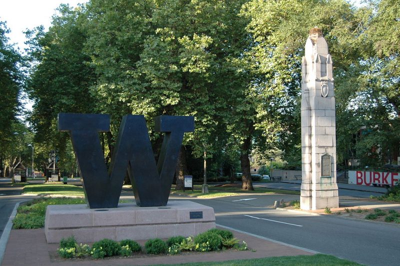Entrance to the University of Washington with the large W sign. – Author: Meganp – CC BY-SA 3.0