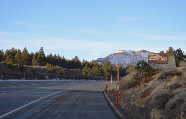 “Welcome to Mammoth Lakes, California” – Author: Nandaro – CC BY-SA 3.0