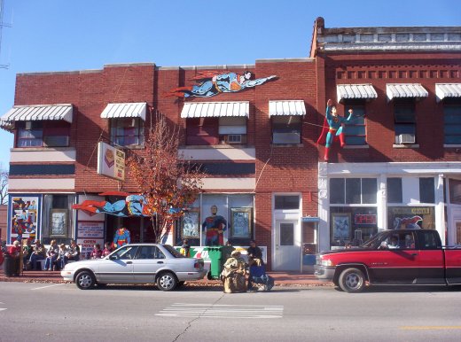 Photo of the Superman Museum from the main street – Author: Slorge – CC BY-SA 3.0