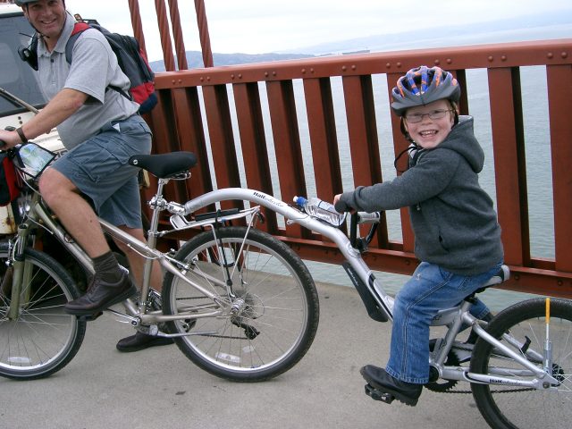 Half Wheeler “is a kids bike that hooks up to an adult bike to help teach kids to balance” – San Francisco – Golden Gate Bridge – Author: PRA – CC BY-SA 3.0
