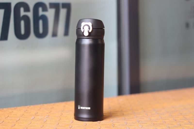 Vacuum-insulated water bottle