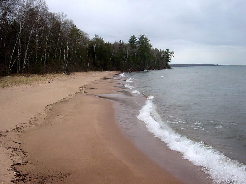 A sandy beach at the Little Sand Bay Visitor Center on the mainland of the Apostle Islands National Lakeshore – Author: Bobak Ha’Eri – CC BY 3.0