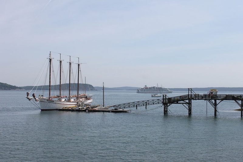 The Bar Harbor waterfront. The four-masted schooner Margaret Todd is docked; a cruise ship appears in the distance – Author: Billy Hathorn – CC BY 3.0