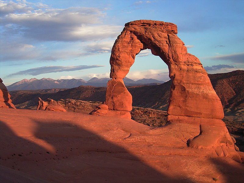 Delicate Arch with background of La Sal Mountains – Author: Palacemusic – CC BY-SA 3.0