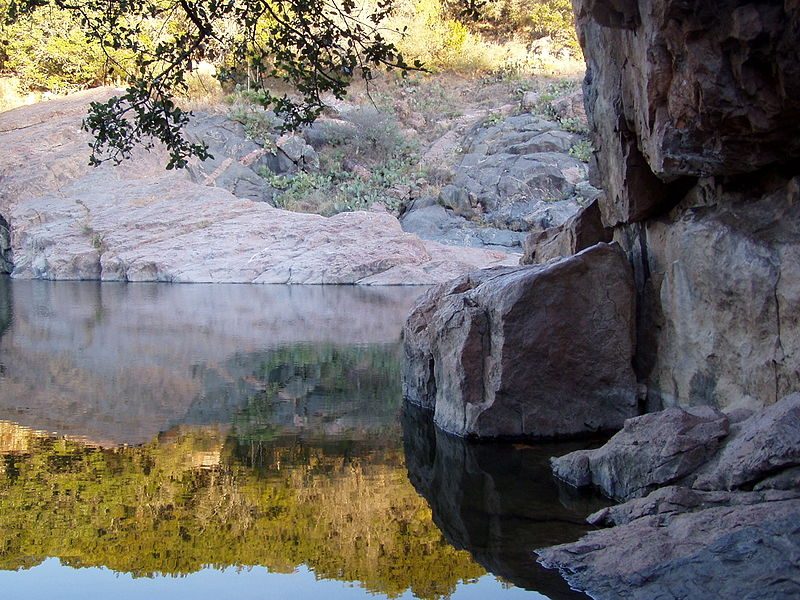 Devil’s Waterhole at Inks Lake State Park – Author: Benjaminb~commonswiki – CC BY-SA 2.5