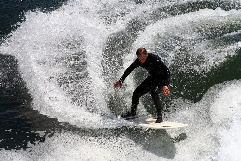 Surfer near Santa Cruz – Author: Brocken Inaglory – CC BY-SA 3.0