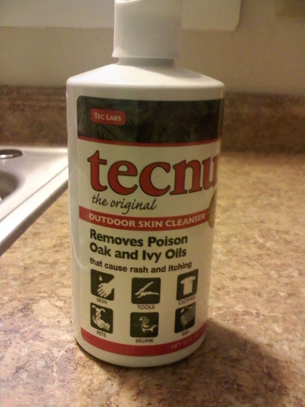 A bottle of Tecnu, a cleanser which prevents the oils which cause poison oak rash from bonding to the skin – Author: Degen Earthfast – CC BY-SA 3.0