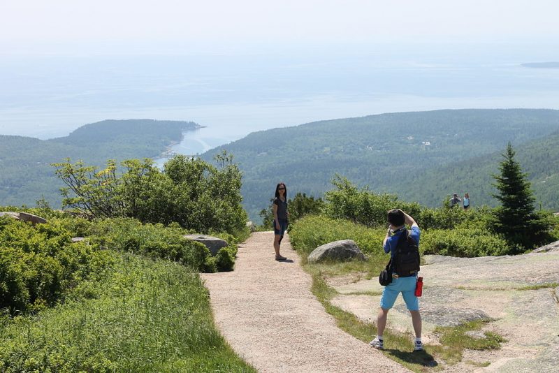 Tourists on Cadillac Mountain – Author: Billy Hathorn – CC BY 3.0