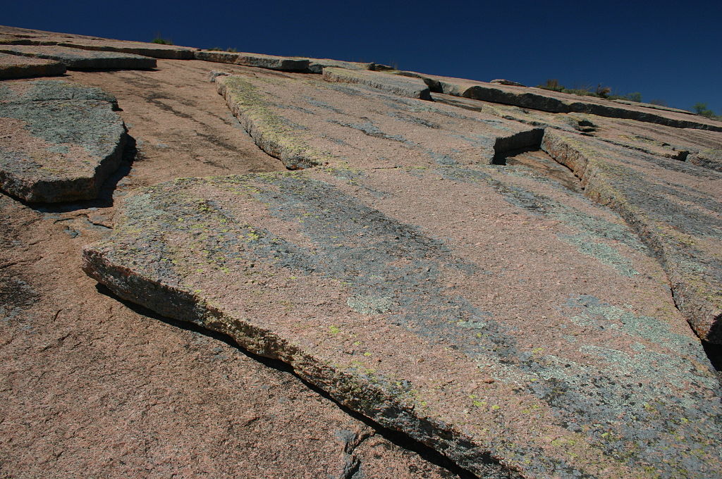 Geological exfoliation of granite at Enchanted Rock State Natural Area - Author: Wing-Chi Poon - CC BY-SA 2.5