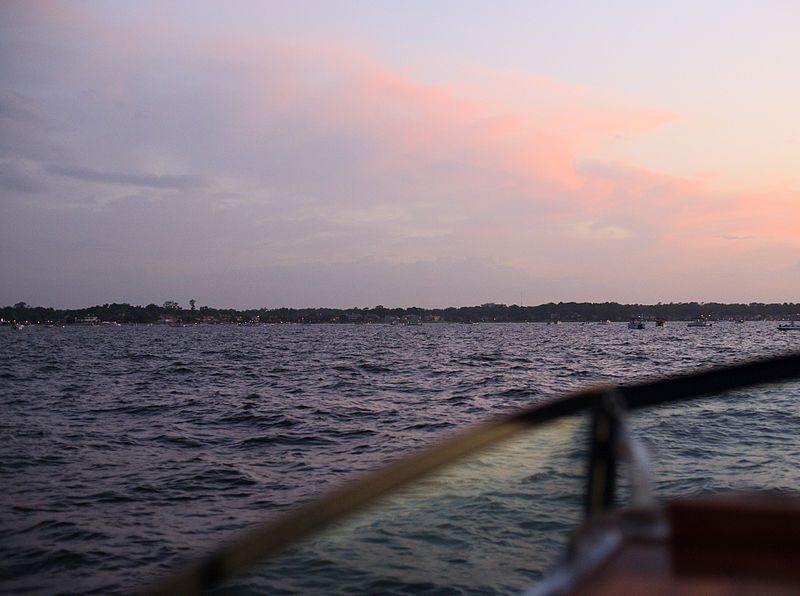 Significant boat traffic at dusk on Independence Day – Author: Trey Perry – CC BY 3.0
