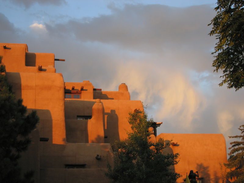 The Inn at Loretto, a Pueblo Revival style building near the Plaza in Santa Fe – Author: JuliusR – CC BY-SA 3.0