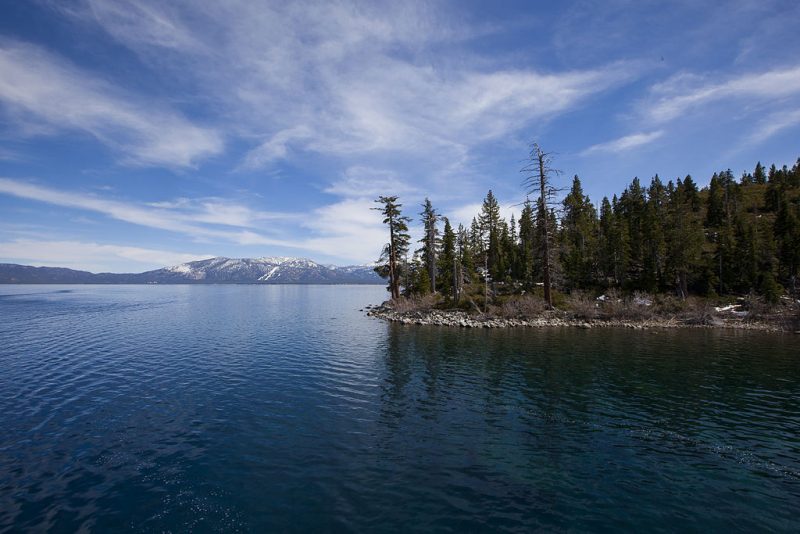 Showing the north shore of the lake from the east – Author: Lara Farhadi – CC-BY 2.0