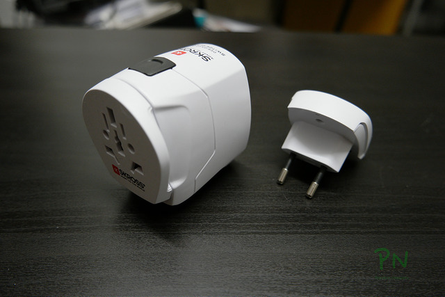 SKROSS World Adapter Pro USB – Author: Martin @pokipsie Rechsteiner – CC BY-SA 2.0