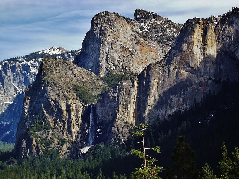 Bridalveil Fall and valley – Author: Amadscientist – CC BY-SA 3.0
