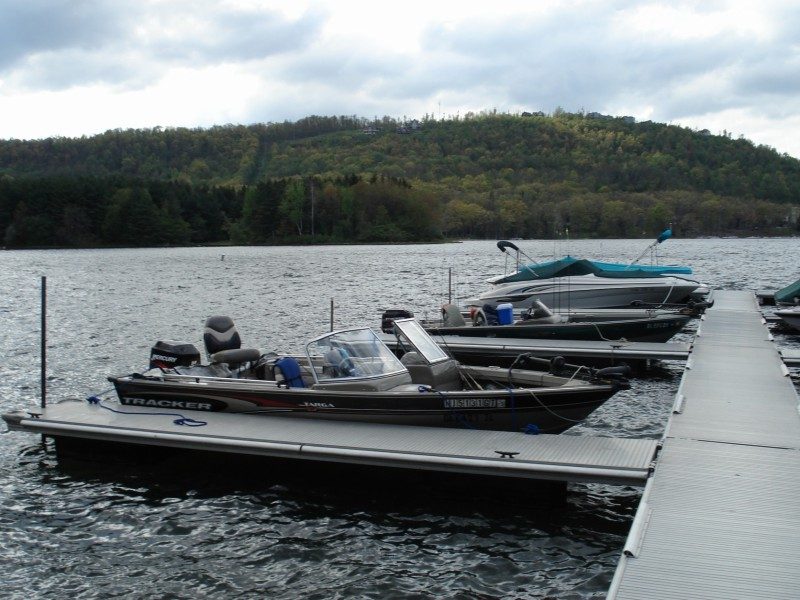 Boats docked on Deep Creek Lake, Maryland – Author: Gohens84 – CC BY-SA 3.0