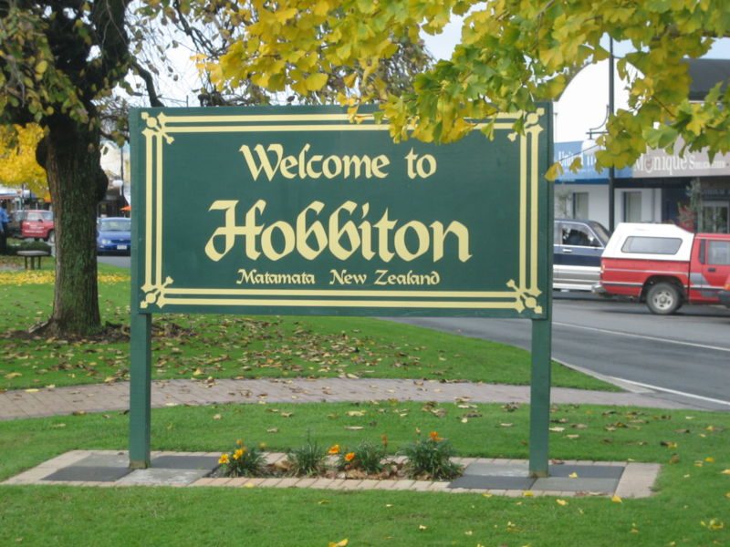 Sign in Matamata identifying the town as the location where the Hobbiton scenes from the Lord of the Rings were filmed – Author: Jasenlee~commonswiki – CC BY-SA 2.5