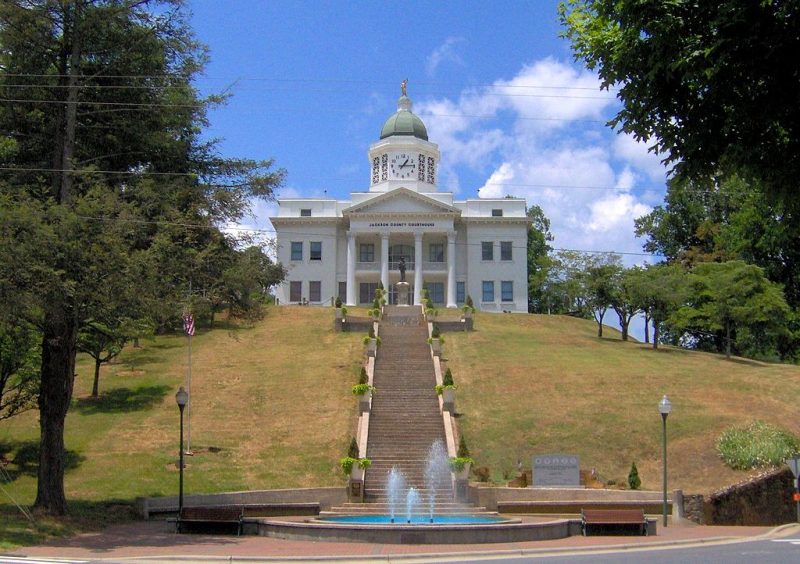 Jackson County Courthouse in Sylva, North Carolina, USA. Situated atop a hill overlooking the town, the courthouse is popular with photographers – Author: Brian Stansberry – CC-BY 3.0