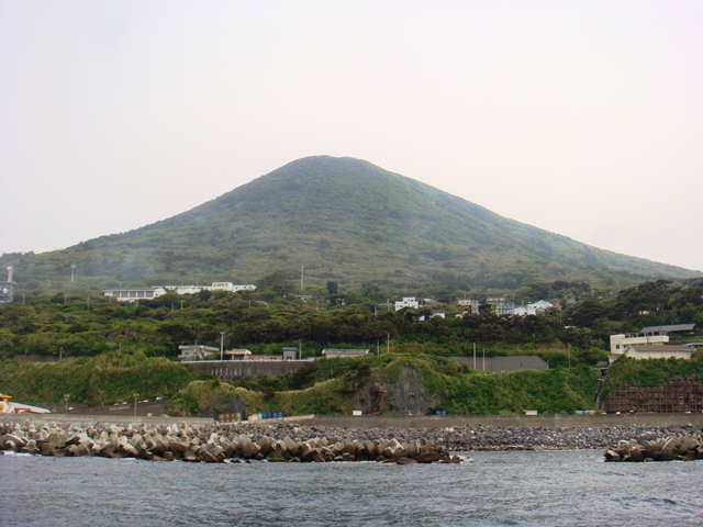 Toshima Island, seen from offshore – Author: MGA73bot2 – CC BY-SA 4.0