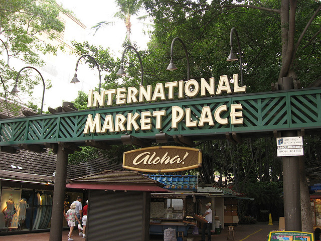 International Marketplace, Waikiki, Oahu, Hawaii – Author: Ken Lund – CC BY-SA 2.0