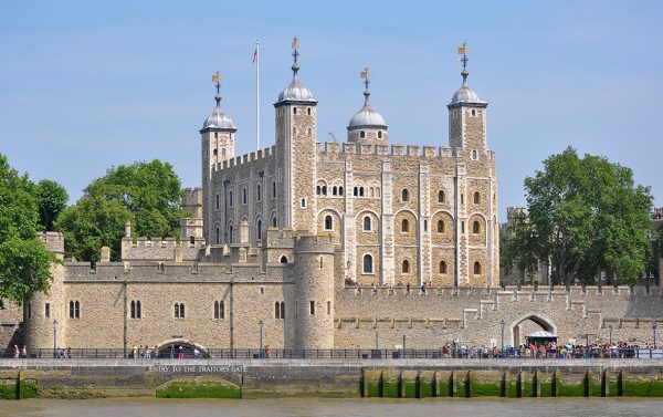 Tower of London viewed from the River Thames. – Author: Bob Collowân – CC-BY-SA-4.0