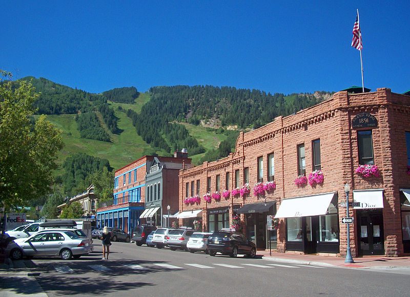 Downtown Aspen, CO, with view to ski slopes – Author: Daniel Case – CC BY-SA 3.0