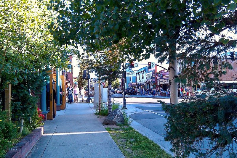 Main Street in Breckenridge – Author: Av9 – CC BY-SA 3.0