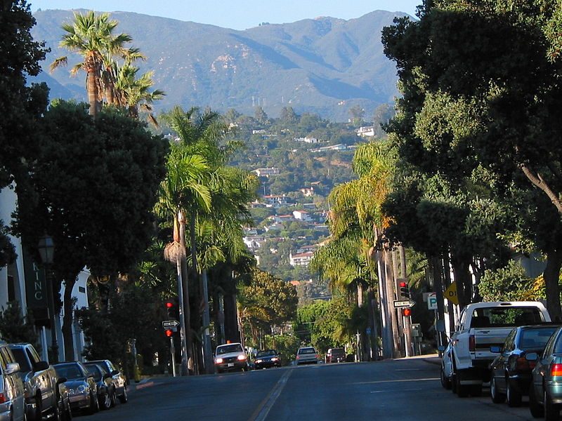 Looking north from a Santa Barbara street toward “the Riviera” and the Santa Ynez Mountains beyond – Author: David Liu – CC BY-SA 3.0