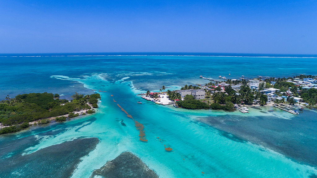 Caye Caulker is located in the beautiful world heritage site of the Belize Barrier Reef – Author: dronepicr – CC BY 2.0