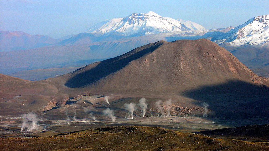 The Andes rise behind El Tatio – Author: Albert Backer – CC BY-SA 3.0