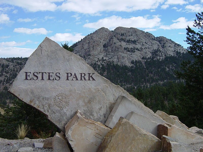 Estes Park entrance sign – Author: OneofThem