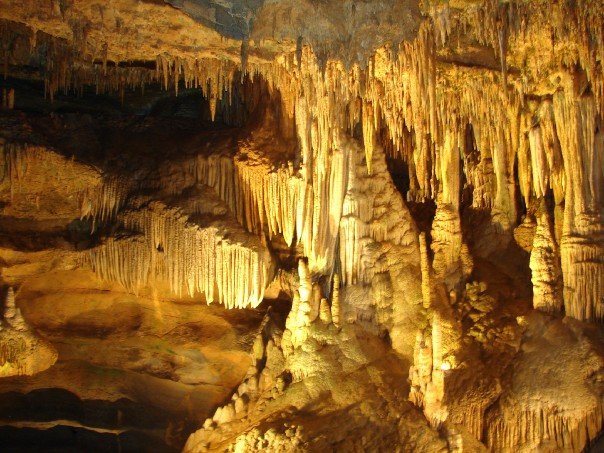 Picture of the geologic formations inside Luray caverns – Author: Alejocrux